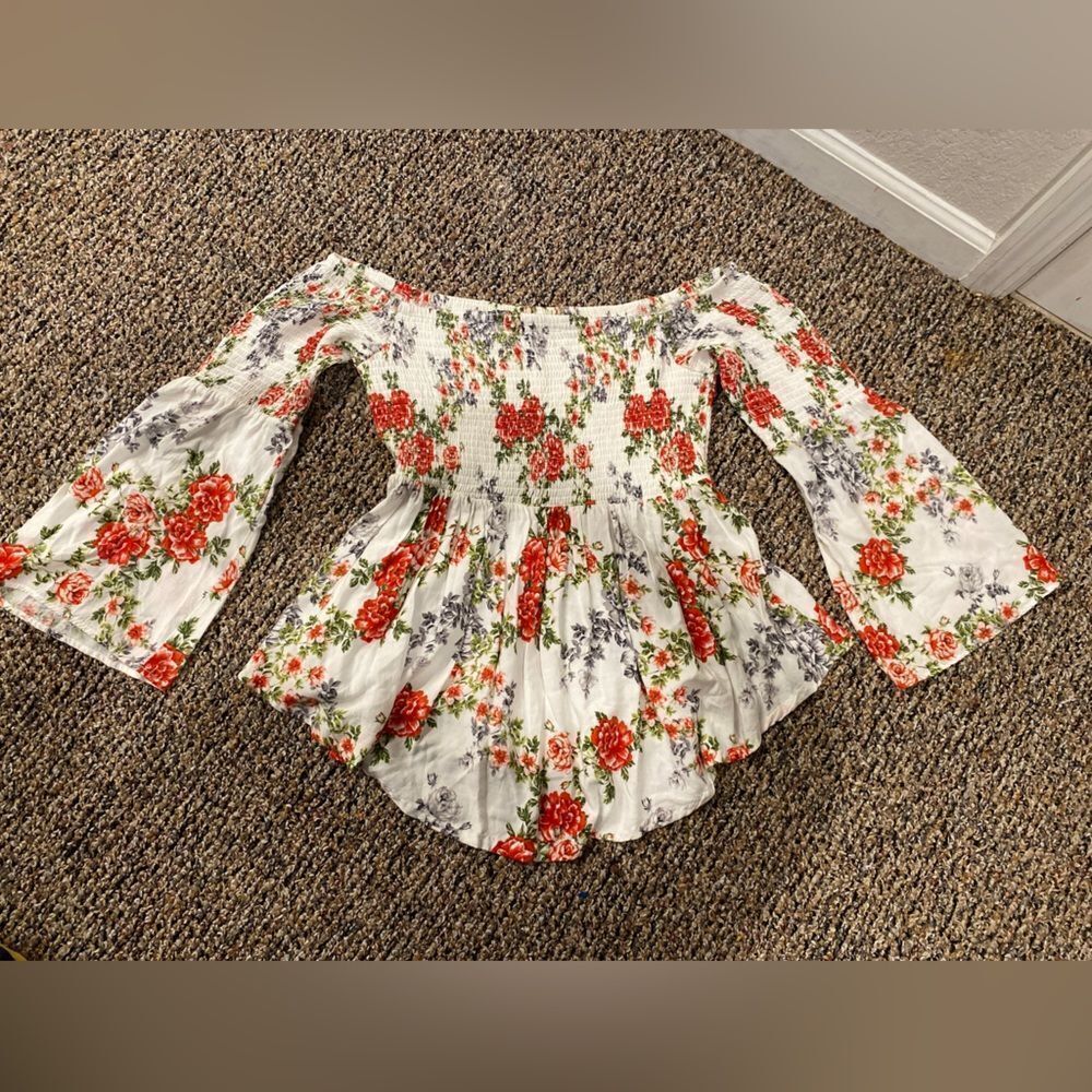 Torrid Scrunchie/floral/ditzy /flirty off shoulder flare sleeves top - Picture 9 of 9